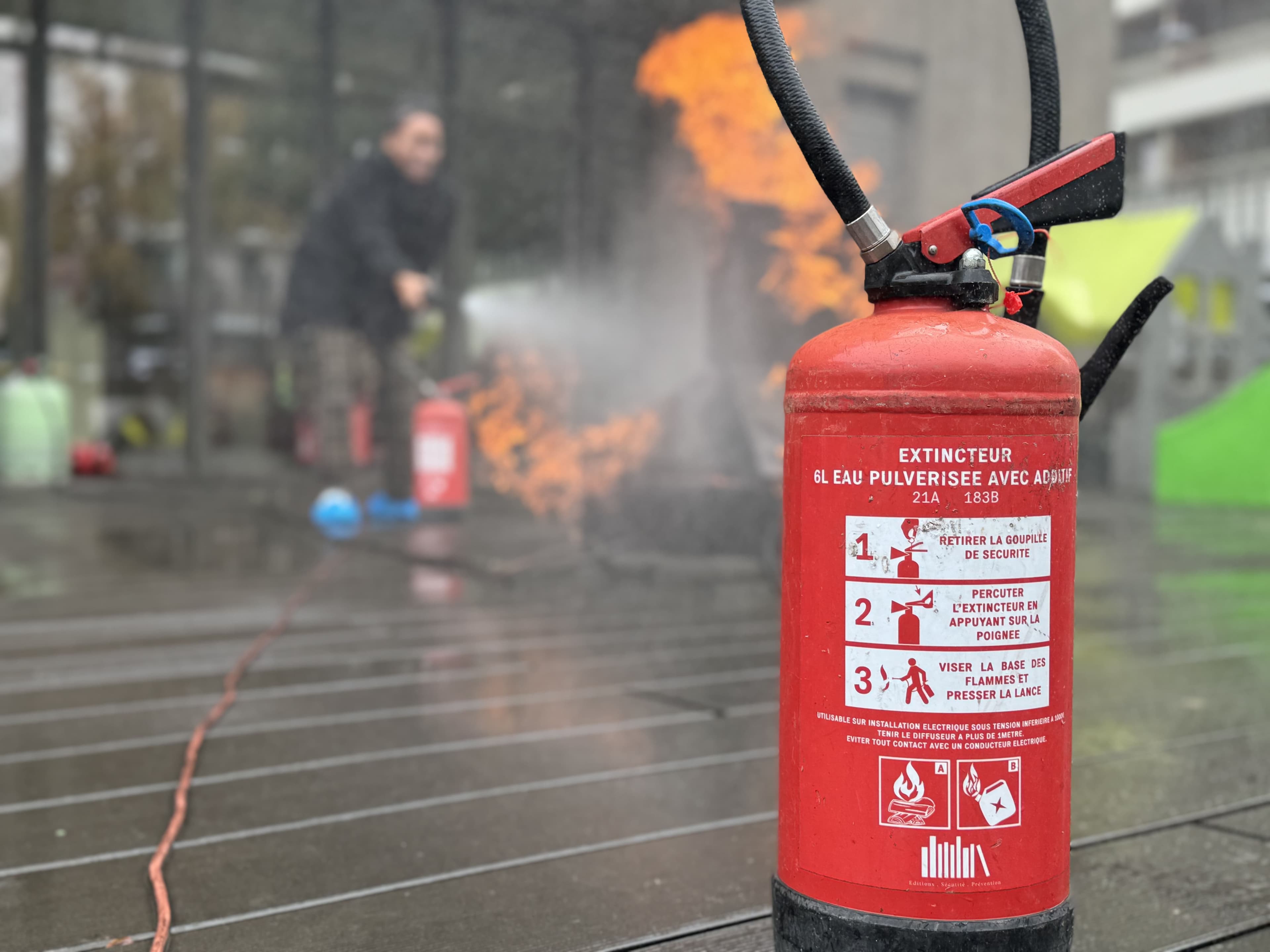 Technicien Vériflamme inspectant un extincteur sur site